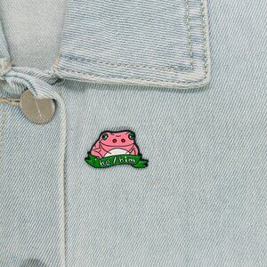 ✨Oz Pink Frog Alloy Pins Cartoon Cute Animal Enamel Brooch He/Him Pride New